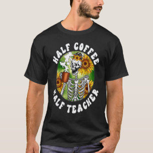 Halb Lehrer Halb Kaffee Skelett Trinkt Kaffee T-Shirt