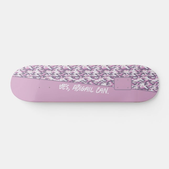 Halb Tarnfarbe Grau und Rosa Ihr Text Skateboard (Horizontal)
