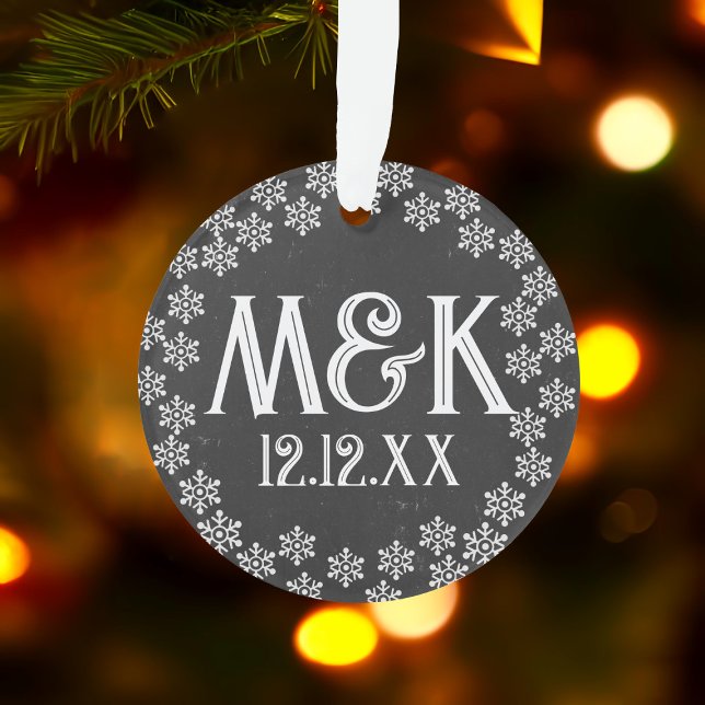 Halbboard Hochzeitanfänger Monogramm Schneeflocken Ornament (Add your initials and special date to this snowflake ornament. Makes a lovely special gift for them)