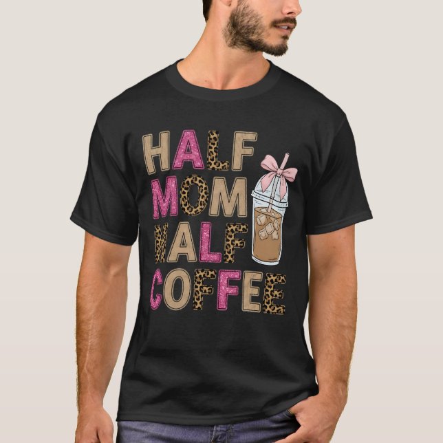 Halbe Mama, halber Kaffee: Trendiger Leopard & ros T-Shirt (Vorderseite)