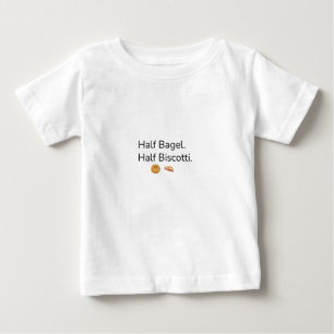 Halbes Bagel. Halbes Biscotti. Lustiges Judentalie Baby T-shirt
