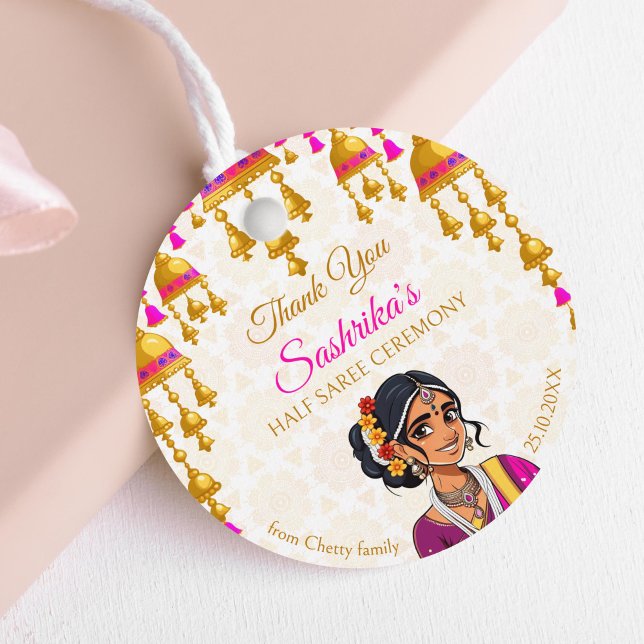 Halbfeier Saree niedliches indisches Mädchen Gunst Geschenkanhänger (Half saree ceremony favor gift tags cute Indian girl with sari cerise and gold bells decor favors)