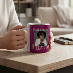 Halbjahrhundert-Hottie-Burgund-Weiß-Text-Design Kaffeetasse