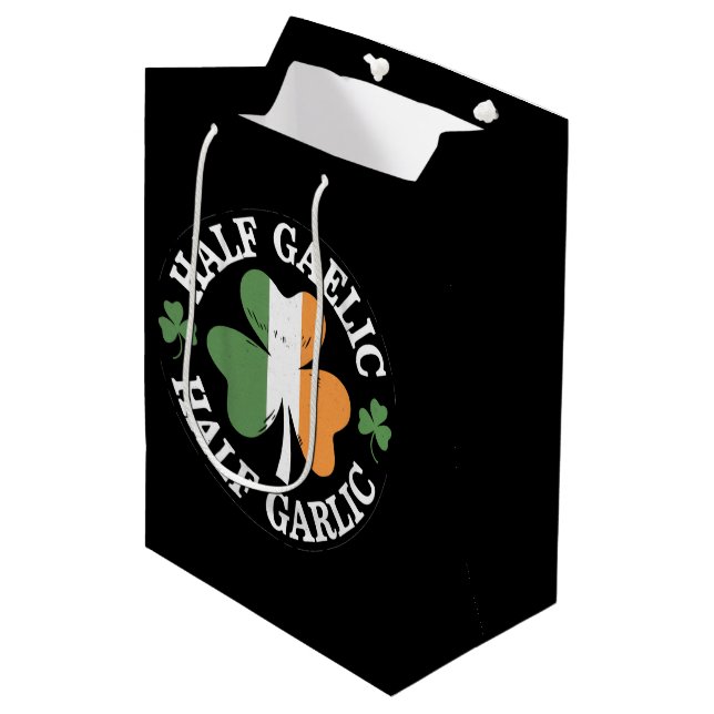 Half Gaelic Half Knolic Irish Italian St Patricks Mittlere Geschenktüte (Vorderseite Schrägansicht)