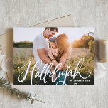 Hallelujah Modern Calligraphy Overlay Weihnachten<br><div class="desc">Halleluja! Senden Sie Weihnachten Grüße und Wünsche an Familie und Freunde mit dieser Fotokarte. Es zeichnet sich durch moderne Kalligraphie mit Herzakzent aus. Diese Weihnachtskarte ist in verschiedenen Kartensorten erhältlich. Personalisieren Sie diese durch Hinzufügen von Namen,  Nachrichten und Fotos.</div>
