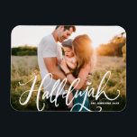 Hallelujah Modernes Kalligrafie Weihnachts-Foto Magnet<br><div class="desc">Halleluja! Bringen Sie eine Touch Feiertagsmagnet auf Ihre Zuhause mit unserem individualisierbaren Foto Christmas Magnet! Dieser Magnet ist perfekt für die Präsentation von gepflegten Erinnerungen geeignet und ermöglicht es Ihnen, dieses Foto mit Ihrem Lieblingsfest zu personalisieren. Ein ideales Geschenk für Familie und Freunde - kreieren Sie unvergessliche Seen für den...</div>