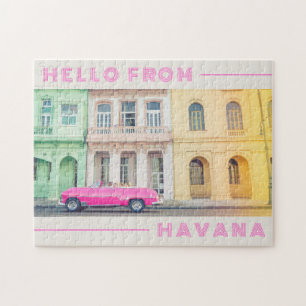 Hallo aus dem Retro-Rosa-Auto und der Architektur