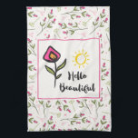 Hallo Beautiful Hübsch Pink Orange Wildlflower Handtuch<br><div class="desc">Ein Küchentuch mit einem quadratischen Rahmen und einem rosa Rahmen, im Inneren steht "Hello Beautiful", geschrieben in einem trendigen Schriftart mit doodled gelber Sonne über dem Text. Auch eine hübsche, rosa, lange Blume mit grünen Blätter an der Seite. Die Kulisse ist ein nahtloses Muster mit handgezeichneten, rosa Wildblumen mit langen...</div>