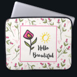 Hallo Beautiful Hübsch Pink Orange Wildlflower Laptopschutzhülle<br><div class="desc">Ein Laptop-Ärmel mit einem quadratischen Rahmen und einem rosa Rahmen, in ihm steht "Hello Beautiful", geschrieben in einem trendigen Schriftart mit einer doodled gelben Sonne über dem Text. Auch eine hübsche, rosa, lange Blume mit grünen Blätter an der Seite. Die Kulisse ist ein nahtloses Muster mit handgezeichneten, rosa Wildblumen mit...</div>