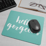 Hallo Gorgeous Aqua & White Mousepad<br><div class="desc">Das sonnige türkisfarbene Mousepad zeigt "Hello Gorgeous" in weißen Pinselstrichen. Verwenden Sie das optionale Personalisierungsfeld,  um einen Namen,  ein Monogramm oder einen Text Ihrer Wahl hinzuzufügen!</div>