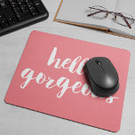 Hallo Gorgeous Coral Pink & White Mousepad<br><div class="desc">Das Mousepad in pachy-rosa Korallenmousepad zeigt "Hello Gorgeous" in weißen Pinselstrichen. Verwenden Sie das optionale Personalisierungsfeld,  um einen Namen,  ein Monogramm oder einen Text Ihrer Wahl hinzuzufügen!</div>