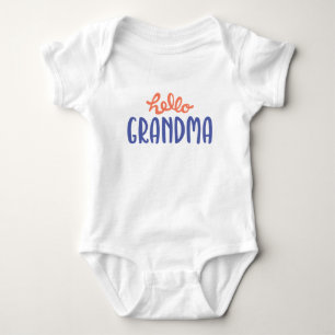 Hallo Großmutter. Schwangerschaft decken auf Baby Strampler