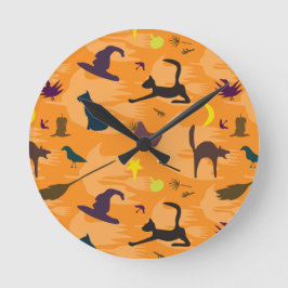 Hallo Hexe - nahtloses Halloween-Muster. Runde Wanduhr