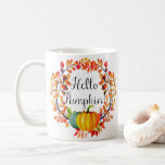 "Hallo Kürkin!" Tasse des Herbstkaffees<br><div class="desc">Herzlich willkommen im Herbst mit dieser skurrilen Tasse "Hello Pumpkin!". Mit dieser farbenfrohen Kaffee-Tasse mit einem orangen und einem grün-blauen Kürbis, umgeben von Herbstblättern, Weinreben, Beeren und Eichen, mit dem Vorwort "Hello Pumpkin!", lassen Sie sich eine Touch der Saison in den Tag legen. Die Herbstkranz-Tasse "Hello Pumpkin!" koordiniert mit den...</div>