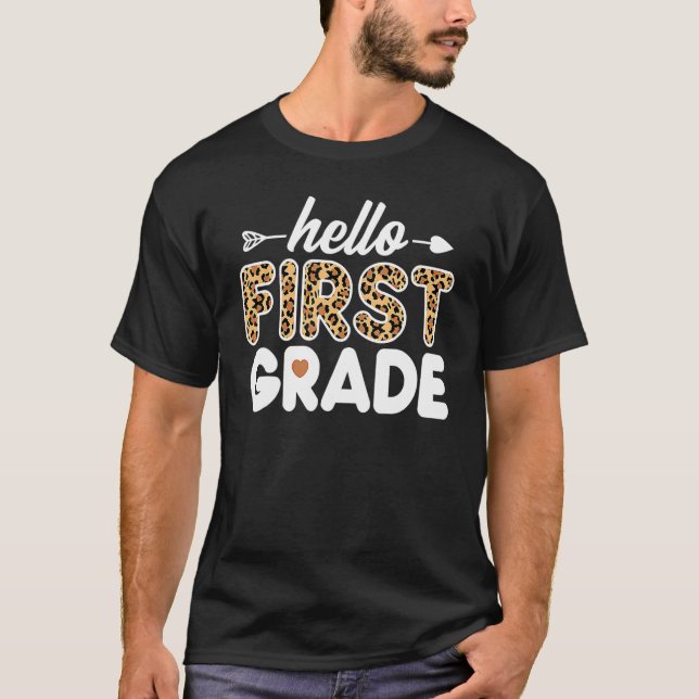 Hallo Leopard Print First Grade Lehrer T-Shirt (Vorderseite)