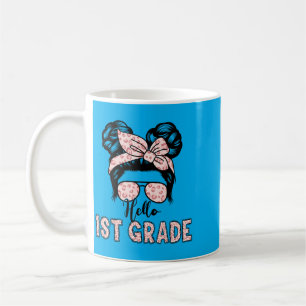 Hallo Mädchen mit unordentlichem Haarknoten in der Kaffeetasse