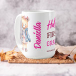 Hallo niedlicher Teddybär der ersten Klasse in der Kaffeetasse<br><div class="desc">Hallo erste Klasse niedlich Mädchen Teddy Bär in einer Jacke Schultasche erste Klasse Mädchen Geschenke personalisierte Mug,  Erinnerungsgeschenk für einen ersten Grader. .</div>