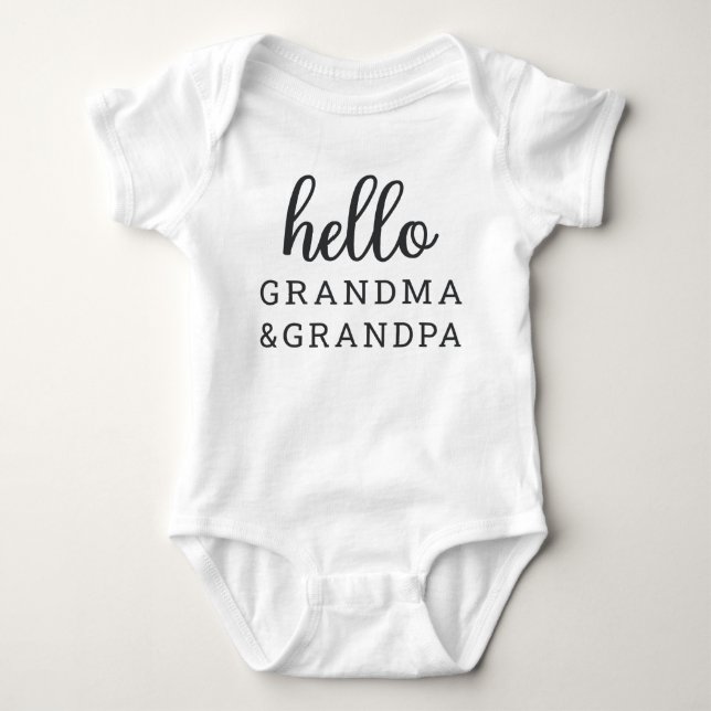 Hallo Oma und Oma Pregnancy Ankündigung Baby Strampler (Vorderseite)