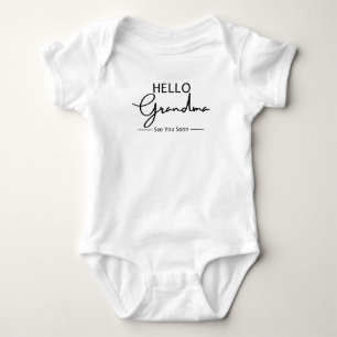 Hallo, Oma, wir sehen uns bald. Baby Strampler