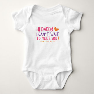 Hallo Papa, ich kann es nicht erwarten, euch Karos Baby Strampler