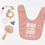 Hallo, schlichtes, modernes minimales rosa Geschen Babylätzchen<br><div class="desc">Hallo,  ich bin neu hier,  einfach moderne minimale Foto neue Baby-Geburt Geschenk. Modernes,  rosa-weißes Design mit gestreiftem Backer.</div>