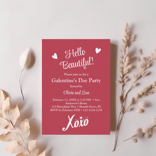 Hallo schön! Rosa XOXO Galentiner-Tag-Party Einladung (Hello Beautiful! Pink XOXO Galentine's Day Party Invitation on a table with soft pink dry flowers.)