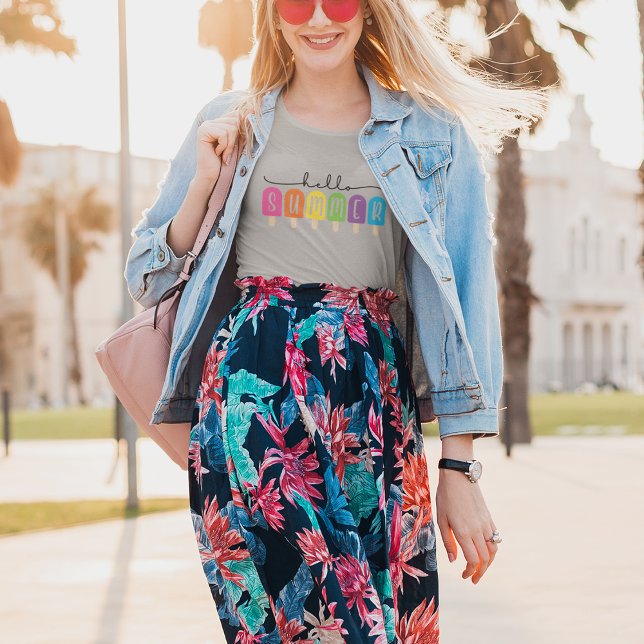 Hallo Sommer mit farbigen Text T-Shirt (Von Creator hochgeladen)