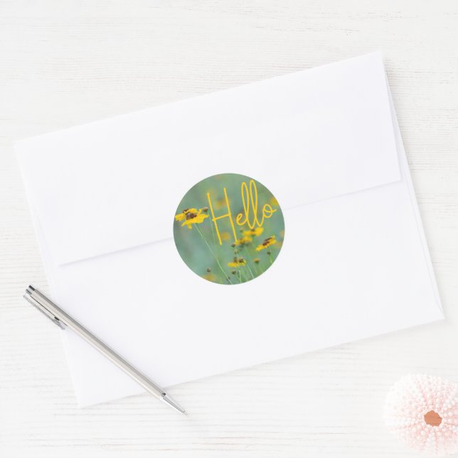 Hallo Typografie Gelbe Wildblume Fotografie Runder Aufkleber (Umschlag)