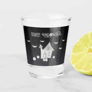 Halloween-Abend mit Spuk Haus, Fledermäusen, Kürbi Schnapsglas