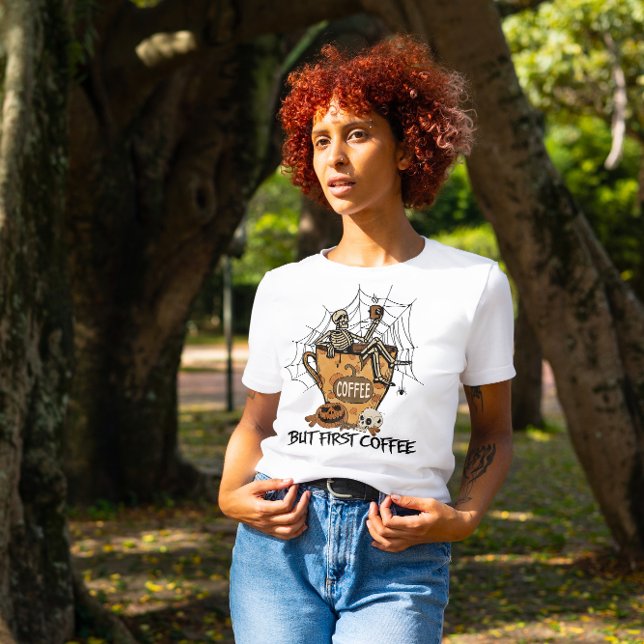 HALLOWEEN, ABER ERSTE KAFFEE | SKELETON GETINNEN T-Shirt (Von Creator hochgeladen)