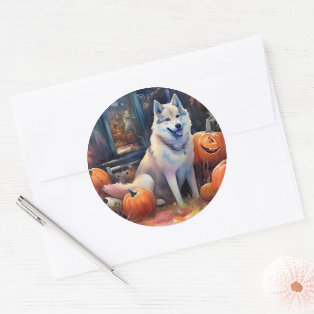 Halloween Alaskan Malamute mit Pumpkins Beängstige Runder Aufkleber (Umschlag)