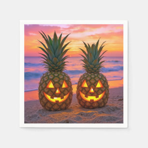 Halloween-Ananas-Kürbislaternen an einem Strand Serviette