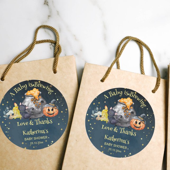 Halloween Baby Braugunst Runder Aufkleber (A baby is brewing Halloween baby shower favor gift stickers starry night brewing pot thank you stick)