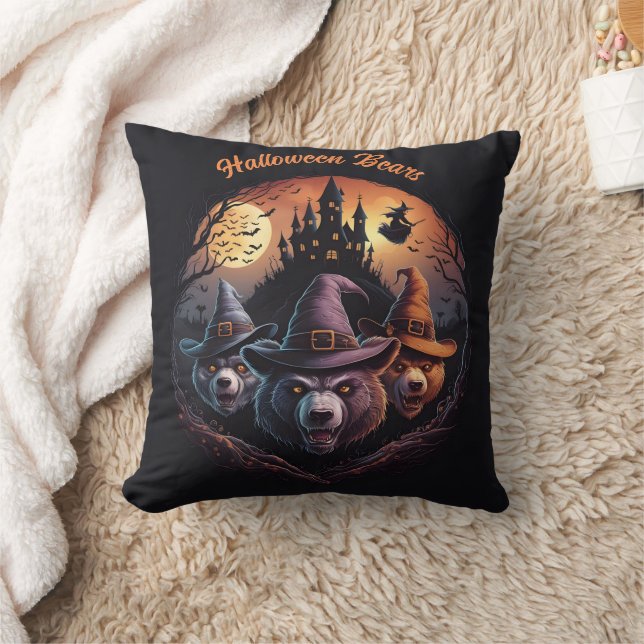 Halloween-Bären werfen Zauber unter einem unheimli Kissen (Decke)