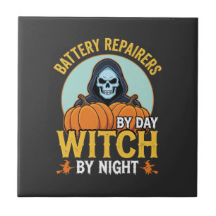 Halloween-Batterie-Reparierer Hexe bei Nacht Desig Fliese