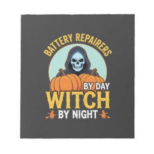 Halloween-Batterie-Reparierer Hexe bei Nacht Desig Notizblock