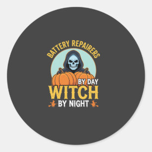 Halloween-Batterie-Reparierer Hexe bei Nacht Desig Runder Aufkleber