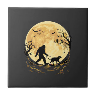 Halloween Bigfoot laufender Labrador unter Vollmon Fliese
