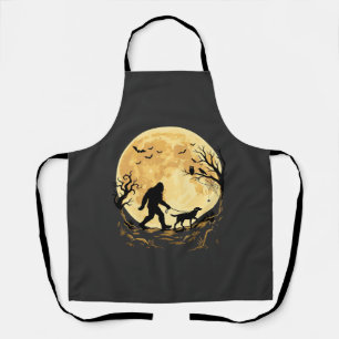 Halloween Bigfoot laufender Labrador unter Vollmon Schürze