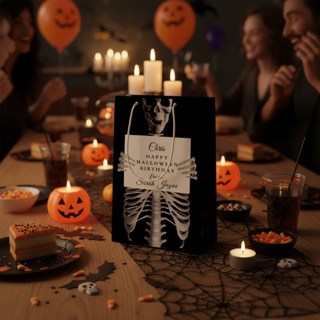 Halloween Birthday Spooky Skeleton Custom Black Mittlere Geschenktüte (Gift Bag for someone who has a birthday on Halloween and who is not afraid of spooky skeletons.)