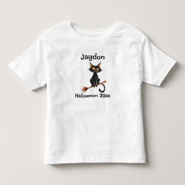 Halloween Black Cat on Broom Personalize Kleinkind T-shirt (Vorderseite)