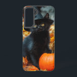 Halloween Black Cat und Pumpkin Samsung Galaxy Hülle<br><div class="desc">Samsung Galaxy Case mit einer hübschen schwarzen Katze,  die einen Hexenhut trägt! Diese kleine Süsse Posen mit einem Kürbis. Der Herbst hinterlässt Teppich auf dem Waldboden. Ein puristisches Geschenk für Halloween-Feiern!</div>