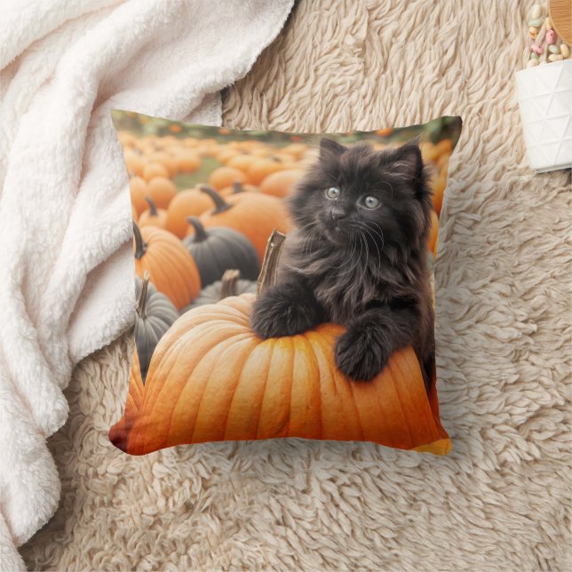 Halloween Black Kitten on a Pumpkin Kissen (Decke)