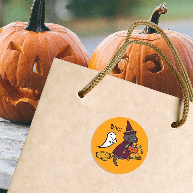 Halloween Black Labrador und Broom Runder Aufkleber (Halloween Black Labrador and Broom Stickers for Labrador Owners.  Cute Cartoon Design.)