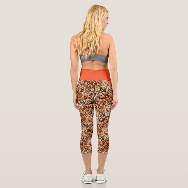 Halloween-braunes Design Capri Leggings (Rückseite)