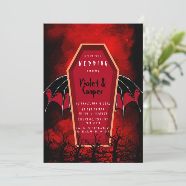 Halloween Coffin und Bat Wings Red Black Wedding Einladung (Stehend Vorderseite)
