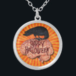 Halloween - Creepy Raven on Brain Versilberte Kette<br><div class="desc">Diese spöttische Halskette zeigt einen schwarzen Rabe (oder Krähe), der auf ein blutiges Gehirn pickt, mit den Worten "Happy Halloween", die darin eingeätzt sind. Der Hintergrund ist ein grungiger, dunkelorangefarbener Sonnenbrand. Wenn Sie beängstigende, gotische Horror Liebe haben, dann ist das die einzigartige Halloween-Kette für Sie. Siehe dazu passende Artikel in...</div>