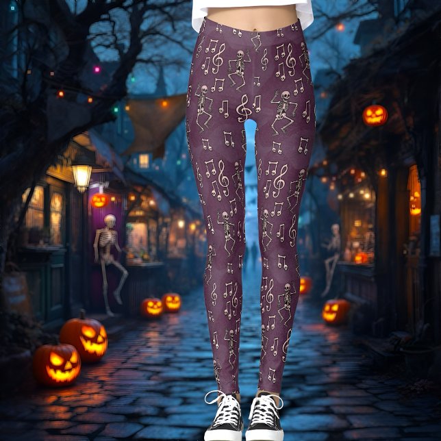 Halloween Dancing Skeleton Musiknoten Leggings (Spooky skeleton dance leggings with vintage music notes on a rich purple background.)