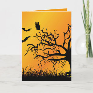 Halloween-Design mit Fledermäusen, Bäumen und Kürp Karte