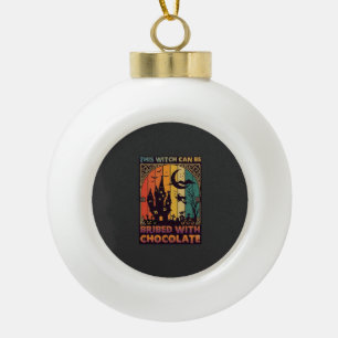 Halloween Diese Hexe kann mit Schokolade bestochen Keramik Kugel-Ornament
